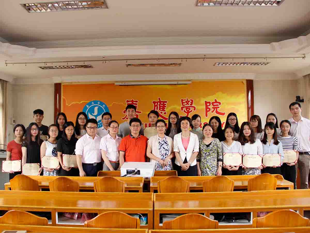 连续向嘉应学院学生颁发奖学金