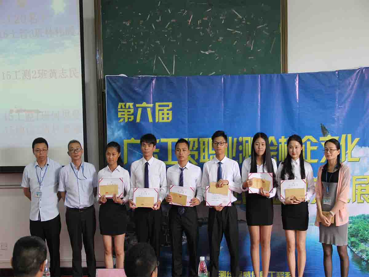 连续向嘉应学院学生颁发奖学金