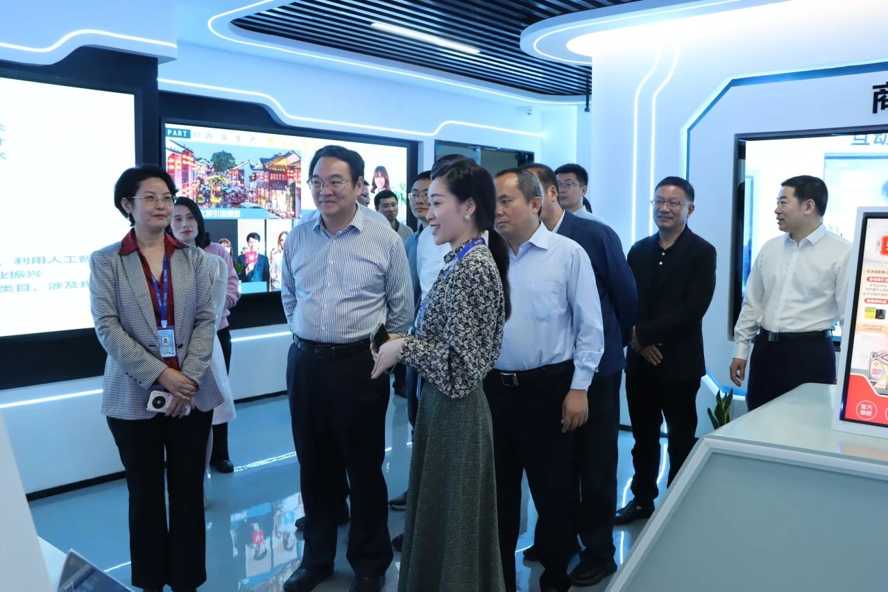 荣迎各地考察团领导 共创AI智能新未来