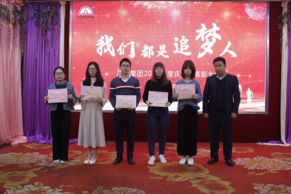 一名党员，，，，，就是一面鲜红的旗帜